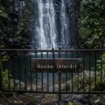 Cascade chaudron à La Réunion, sentier interdit et grille “accès interdit”
