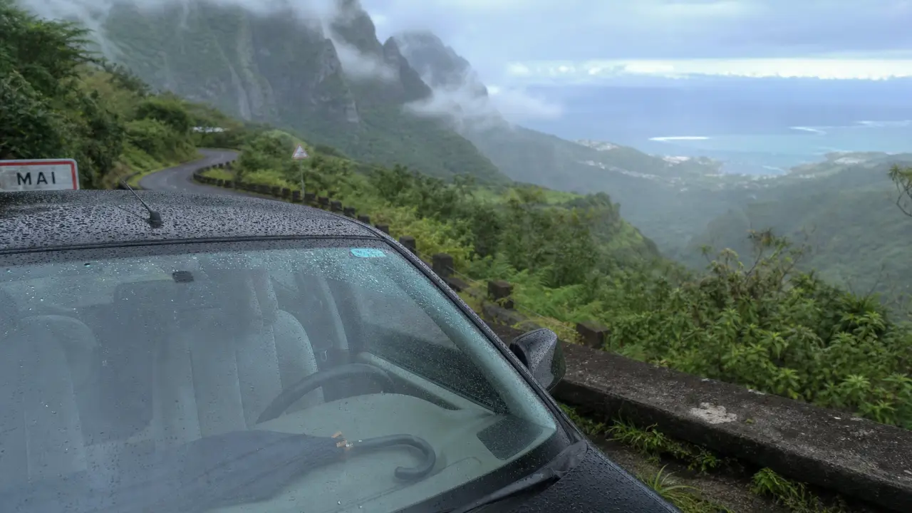 La reunion mai : route d’altitude sous averses, lagon