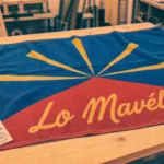 drapeau ile de la reunion Lo Mavéli bleu rouge jaune sur table atelier