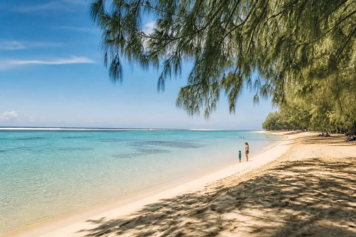 La reunion plages : lagon de l'Ermitage à La Réunion avec eau turquoise et filaos