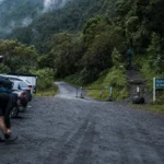 Parking payant du col des bœufs : voitures et panneau lisible