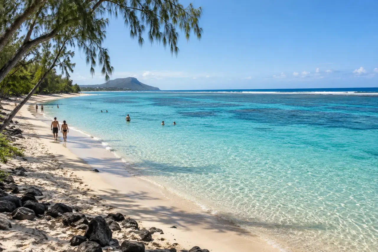 Plage de l’Ermitage dans le guide des plages de La Réunion, avec lagon et filaos
